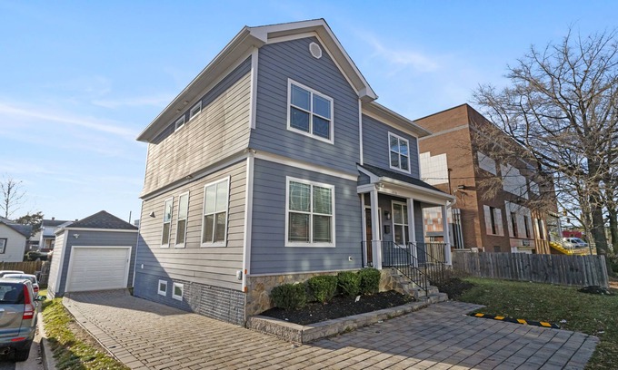 Old Dominion House | Immaculate 6 Bed Home & 6 mi to DC & 7 miles to Raegan Airport