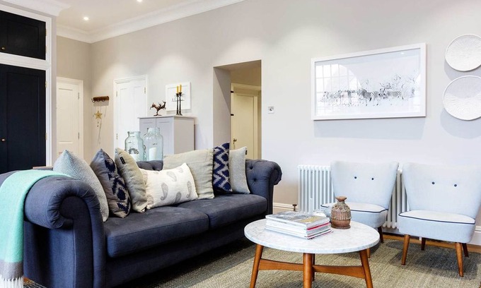 Southfields Apartment | Immaculate and memorable 3BR, close to Southfields tube, sleeps 6 (Veeve)