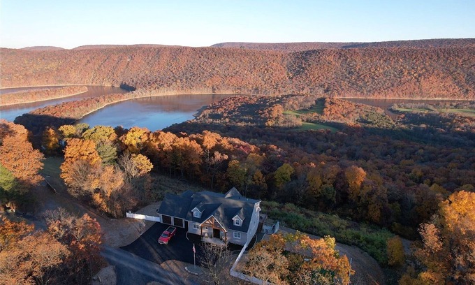 James Creek Cabin | Immaculate MountainLake Home!Epic view, HotTub,FirePit, Putting Green,Pickleball