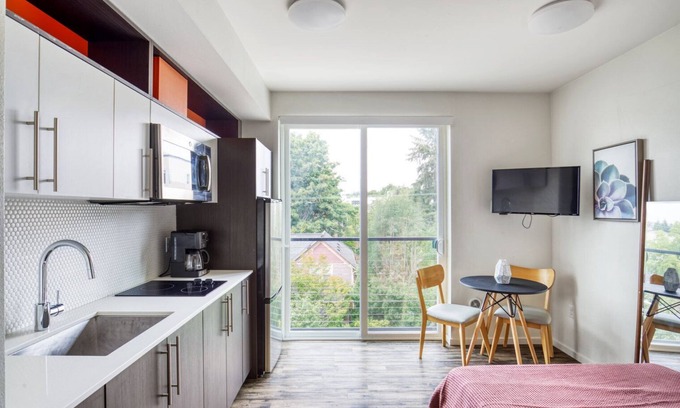 Old Ballard Apartment | Impeccable Ballard Studio w/Rooftop, BBQ, walk to dining, by Blueground