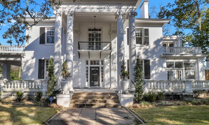 Baldwin Park House | Impeccable Mansion w/Private Parking and Large Yard by Lucky Savannah