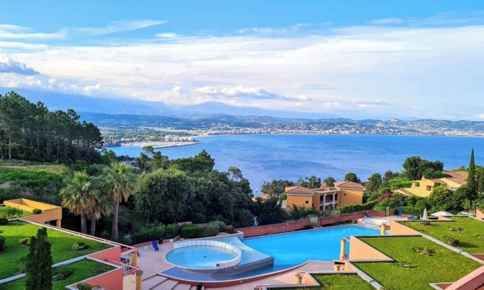 Theoule-Superieur Apartment | IMPRESSIONNANTE View of the sea and the bay of Cannes VTT swimming pool at the foot of the Esterel mountains