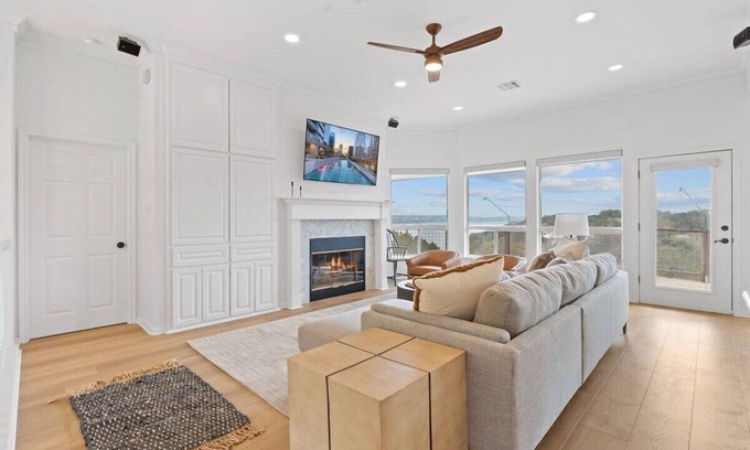 Lakeshore Ranch House | Impressive Lake View Mansion Atop Secluded Country