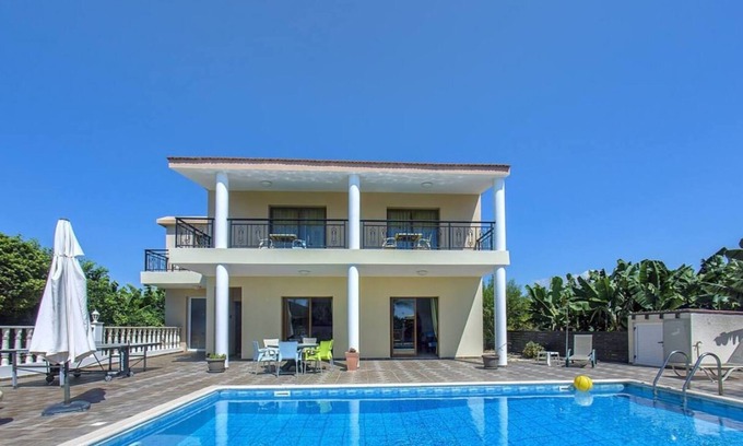 Sea Caves Villa | Impressive Villa Exclusive Sea Caves walk to taverns Sleeps 11 Ref 507