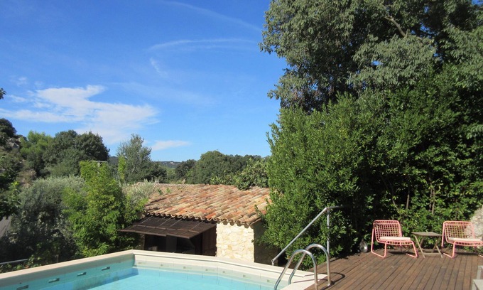 Tavel House | In Provencal mas GITE 2 people with shared pool