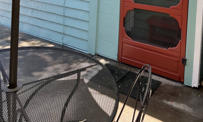 Nob Hill Cottage | In Quiet Historic District 2 Blocks to the Square