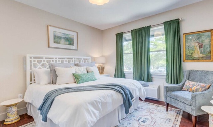 Historic Downtown Manteo Hotel | In The Garden - Room