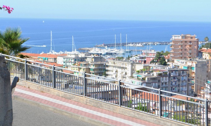 Sanremo House | In the green sunny, quiet, convenient area, close to the sea and the center WIFI