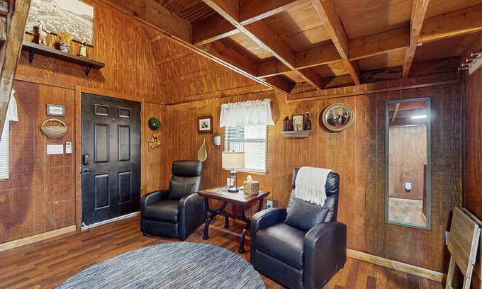 Tampa Cottage | In the heart of Tampa, rustic and convenient with AC, WIFI and close to stadiums
