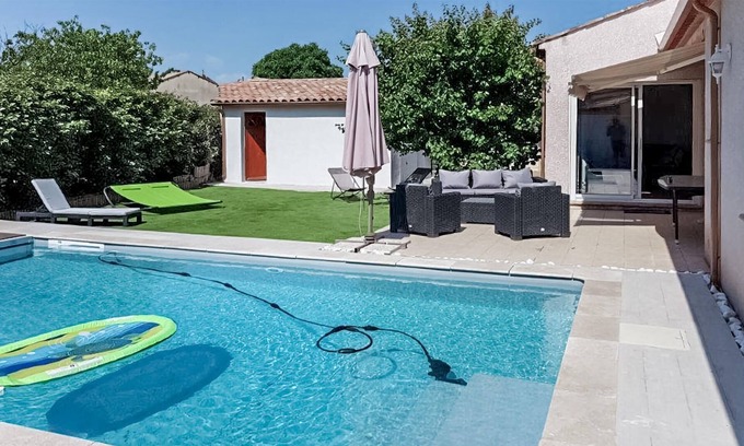 Quarante House | In this inviting vacation home with pool you can spend a relaxing vacation.