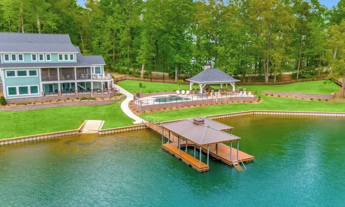 Seneca House | Incredible 10 BR home with pool