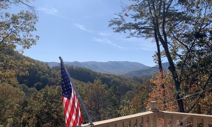 Gatlinburg - Pigeon Forge House | Incredible Mtn views, hot tub, 2king suites, WiFi, 3 decks, 10min to Dollywood