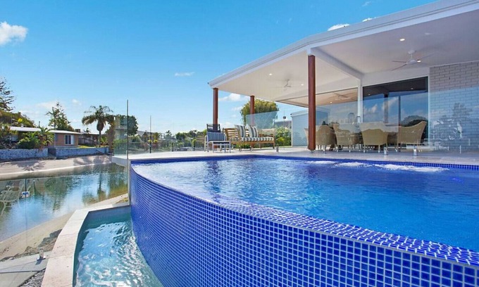 Broadbeach Waters House | INCREDIBLE VALUE - Perfect for large families