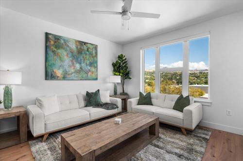 Downtown Salt Lake City Apartment | Incredible views! Pool,Gym,HTub