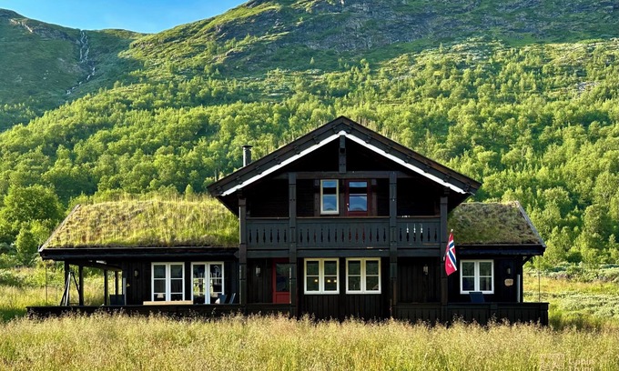 Tyinkrysset Cabin | Indoor hot tub, views & nature, cosy family cabin at Filefjell