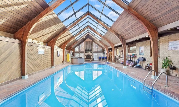 Ottawa House | Indoor pool, Hot Tub, Sauna, Sleeps 15, 5B, 4Ba, Walk to Downtown Ottawa & River