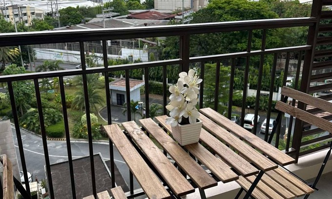 Manggahan Condo | Indulge in Elegance: Premium 2BR Staycation Near Eastwood City+ free pool access