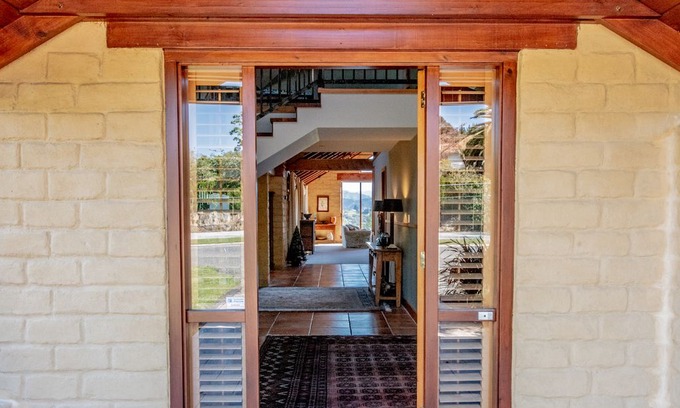 Motueka House | Indulge in the luxury and comfort of Jacaranda Park