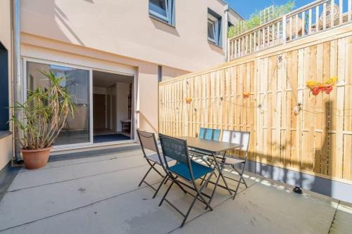 Toulouse East Apartment | Industrial 2 bedroom with terrace, parking and wifi