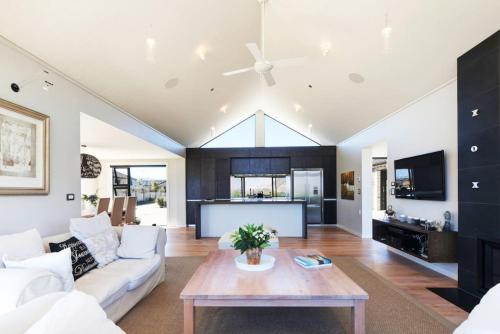 Wanaka House | Infinity Drive - Hot Tub - Lake Views - Release NZ