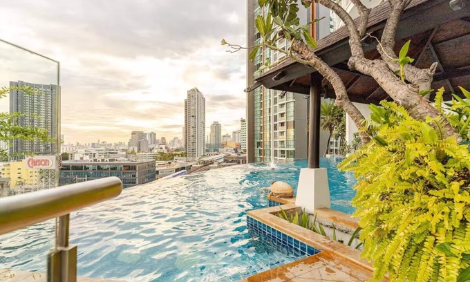 Phra Khanong Nuea Apartment | Infinity Pool/Sky Bar/City View/1 min walk to BTS/W District/Family Friendly