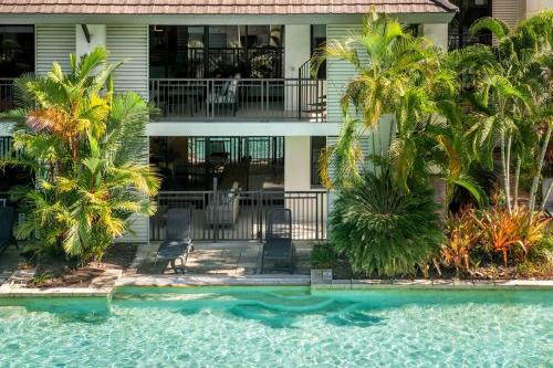 Port Douglas Apartment | Infinity's Edge - Poolside Retreat at Temple Resort