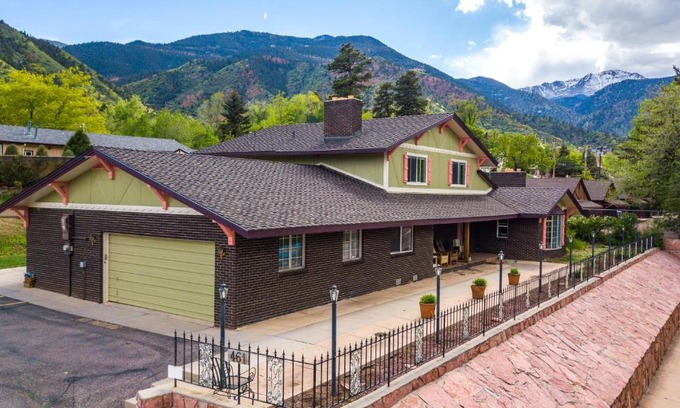 Manitou Springs Historic District Bed & Breakfast | INNhale Resort and Spa