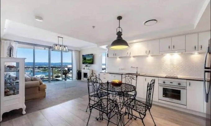 Surfers Paradise Apartment | Inspiring canal 2BR Chevron Renaissance