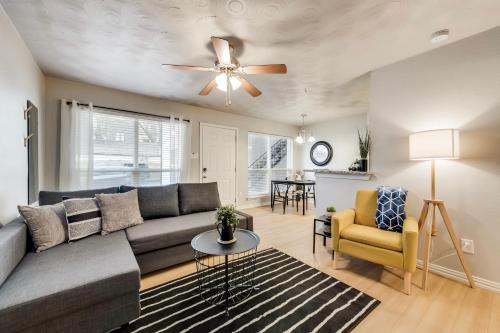 Old East Dallas Apartment | Insta-Worthy Flat and Arboretum Tickets Included