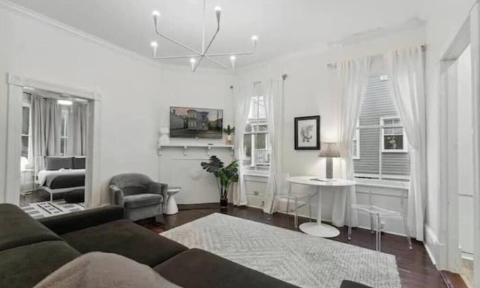 Historic Downtown Savannah House | Insta-Worthy Victorian Home - Walk to Forsyth