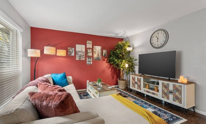 Fort Worth Apartment | Intimate 2BD:TCU Walkable, heartwarming & spacious