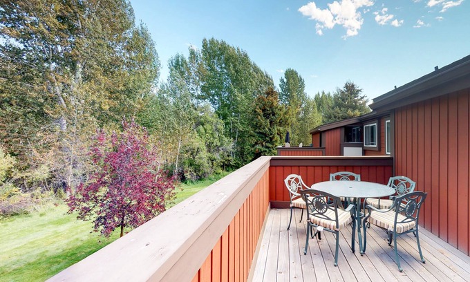 Elkhorn Apartment | Intimate corner studio w/area skiing nearby, as well as shopping/dining