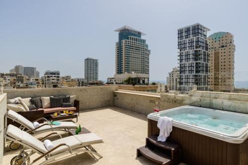 Kerem HaTeimanim Apartment | Into the Jacuzzi by HolyGuest
