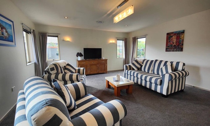 Invercargill House | Invercargill Quiet in the Court
