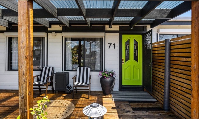 Inverloch House | Inverloch' s Lime Green Door - Linen, Wifi, Pet Friendly