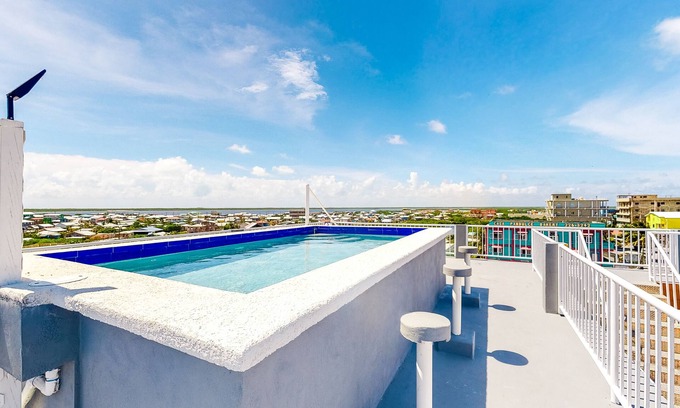 San Pedro Apartment | Inviting apartment w/WiFi & partial AC - steps from the ocean, walk everywhere