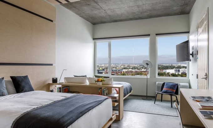 River North Art District Hotel | Inviting Boutique Hotel w/Rooftop Views, Plush Mattresses & Cozy Decor