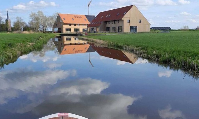 Leons House | Inviting holiday home on the Frisian water garden