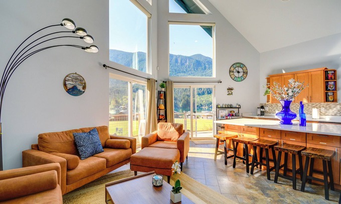 Maple Grove House | Inviting Lake Sutherland Home: Kayaks + View!