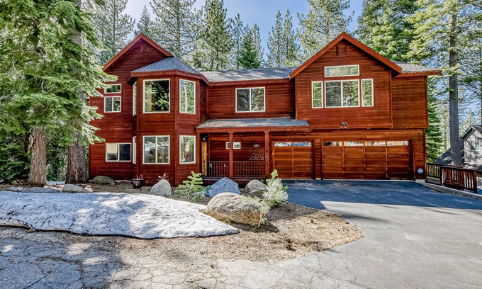 Tahoe Paradise House | Inviting spacious home with fireplace, deck, hot tub, full kitchen, & W/D