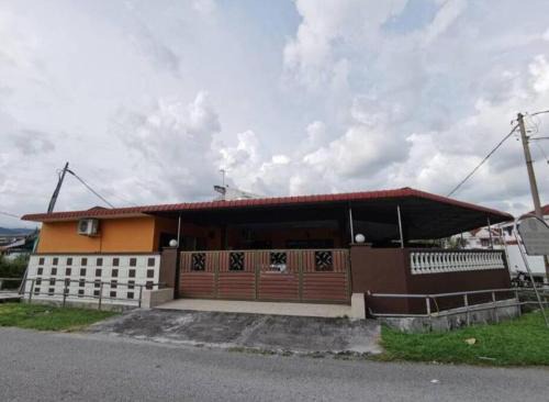 Ipoh House | IPOH Be-Shine TAMAN WANG 13-14pax Homestay with 6Bedrooms, 6Bathroom, 1Living, 1Dining, 1Kitchen with 3Parkings