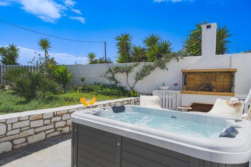 Paros Apartment | Irini's B & W house with jacuzzi