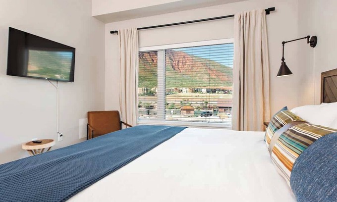 Glenwood Springs Condo | Iron Mt Hot Spgs Condo #207 | Mtn Views | Sleeps 4