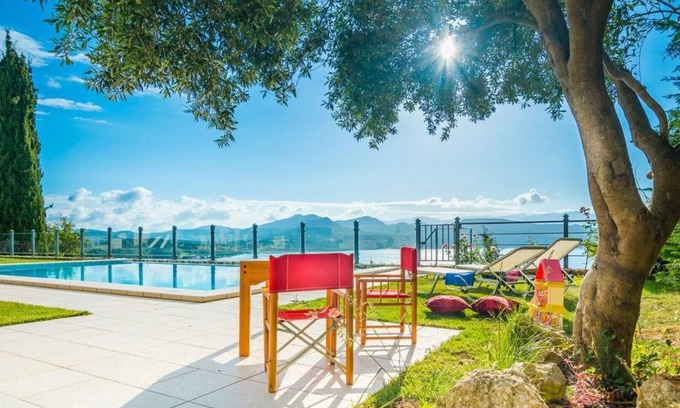 Lygia Villa | Is equipped with all cutlery and crockery for 12 people.