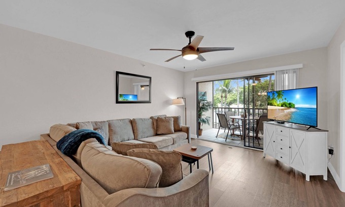 South Island Condo | Island Getaway for Two! Sunny 1 Bedroom/2 Bath Vacation Condo At Bargain Price! Walk to Beach!