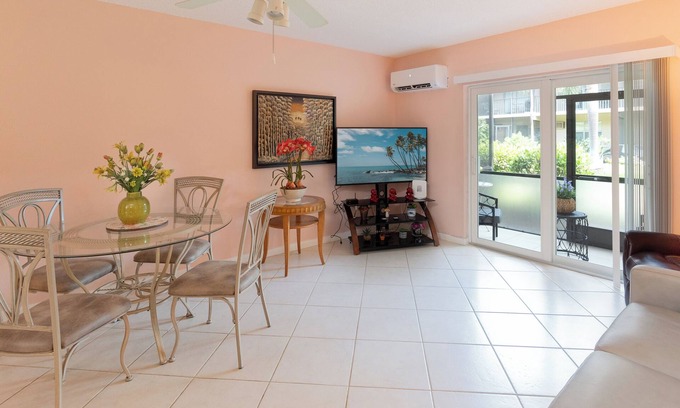 Marco Island Condo | Island Manor G-5 - Relax and enjoy your vacation in this lovely one bed room condo rental.