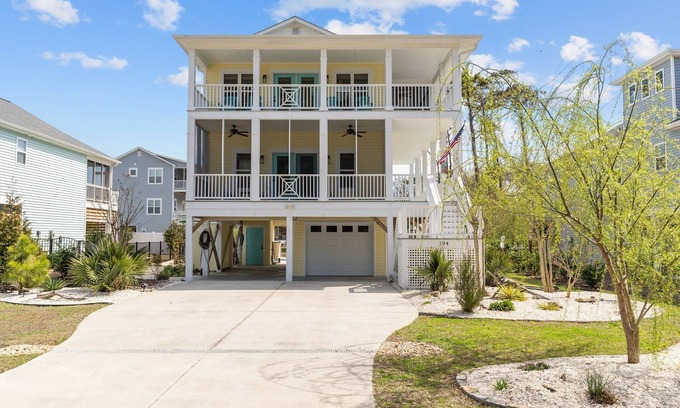 Long Beach House | Island Retreat & Pool- Immaculate 3-bedroom Beach house - Oak Island