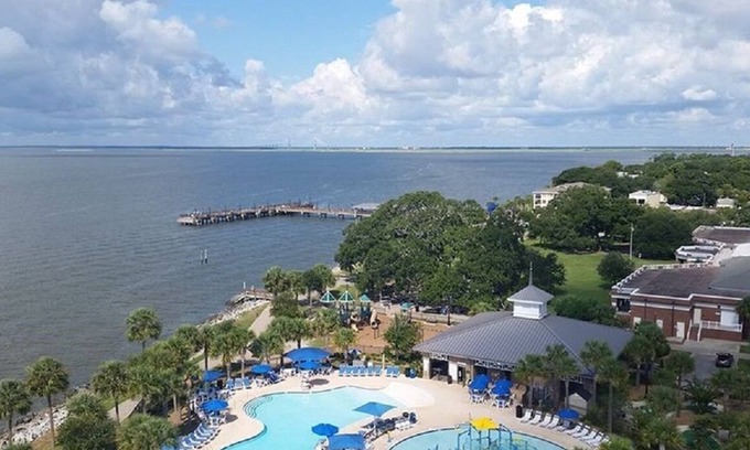 Saint Simons Heights Condo | ISLAND SQUARE CONDO - CONVENIENTLY LOCATED TO SHOPPING AND DINING