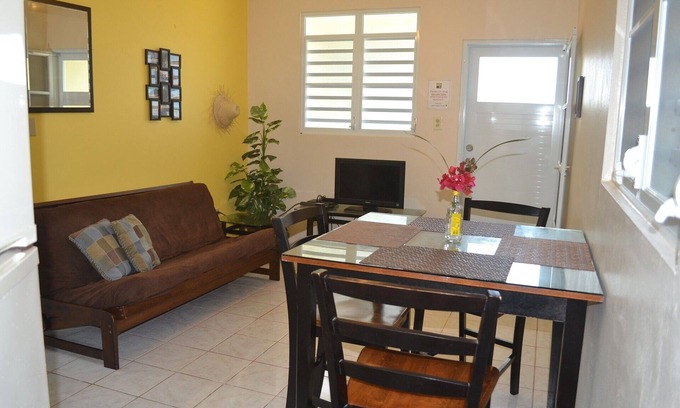 Montana Apartment | ISOLA– Private 1st floor Apt in beautiful neighborhood just min to Beaches & BQN