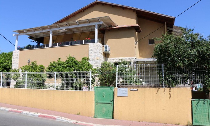 Rehovot Apartment | Israeli Home is an accommodation offering garden views.